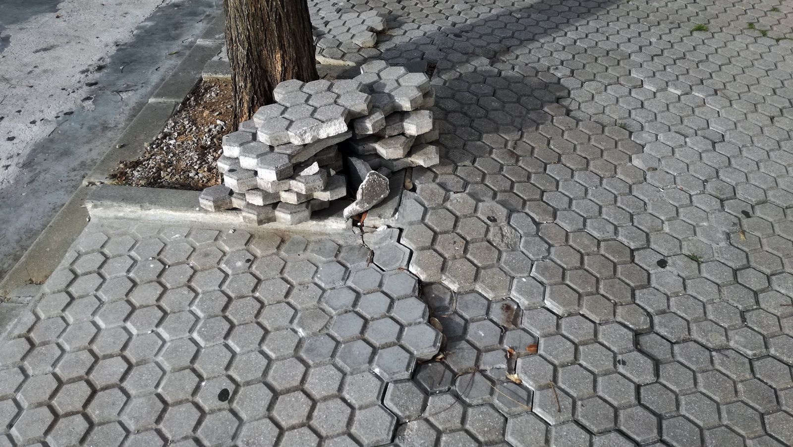 Las losas apiladas por los vecinos, en la calle Federico García Lorca.