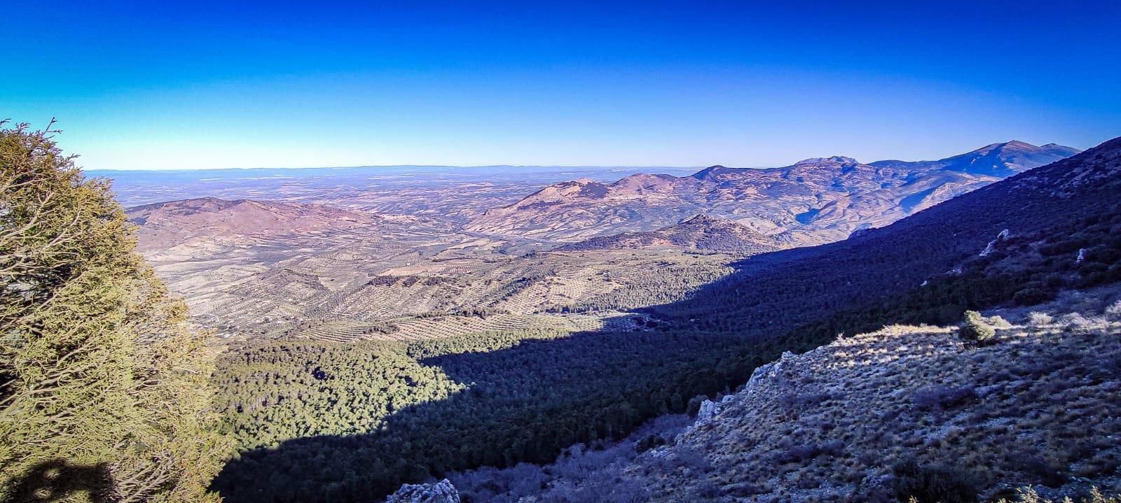 Ruta de senderismo con vistas a Sierra Nevada y la Sierra Sur: subida a la cumbre de Puerto Alto desde la Cañada de las Hazadillas