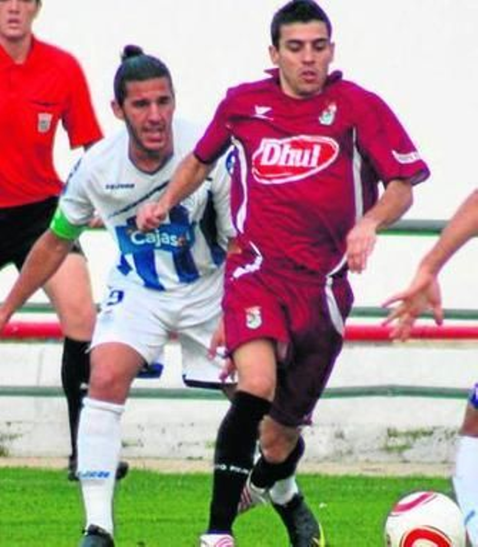 Ezequiel persigue a un rival en el duelo ante el Puerto Real.