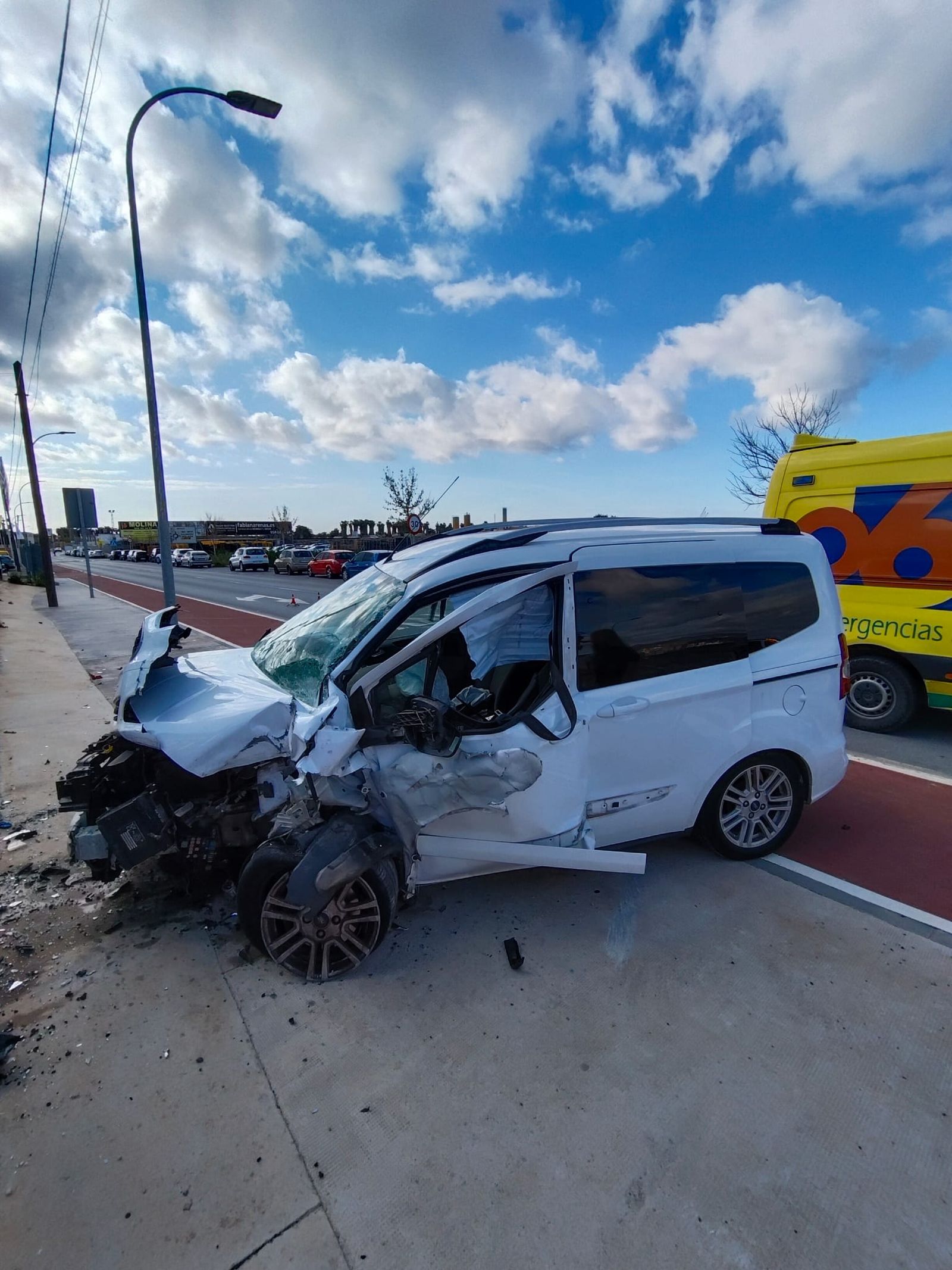 El vehículo ha quedado destrazado por el impacto