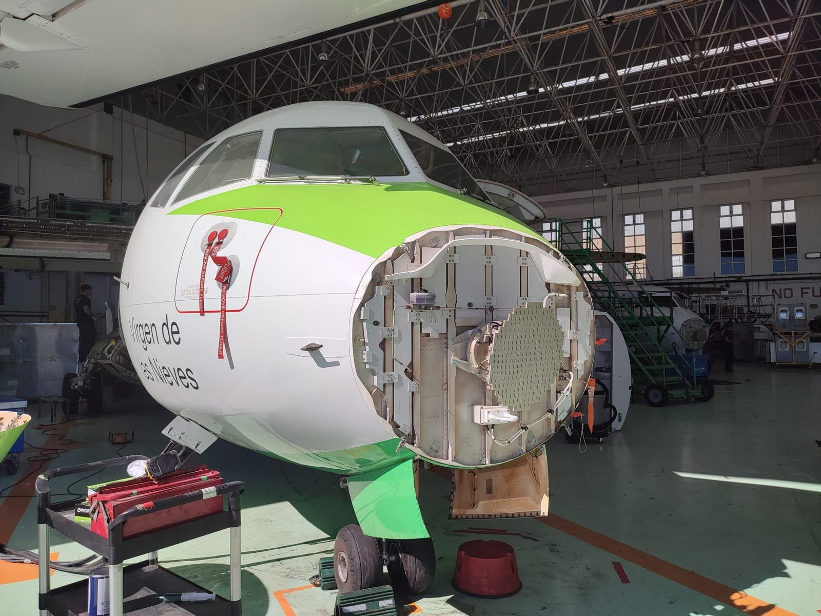Un paseo en imágenes por el hangar de Binter, donde se revisan los aviones que vuelan a Córdoba
