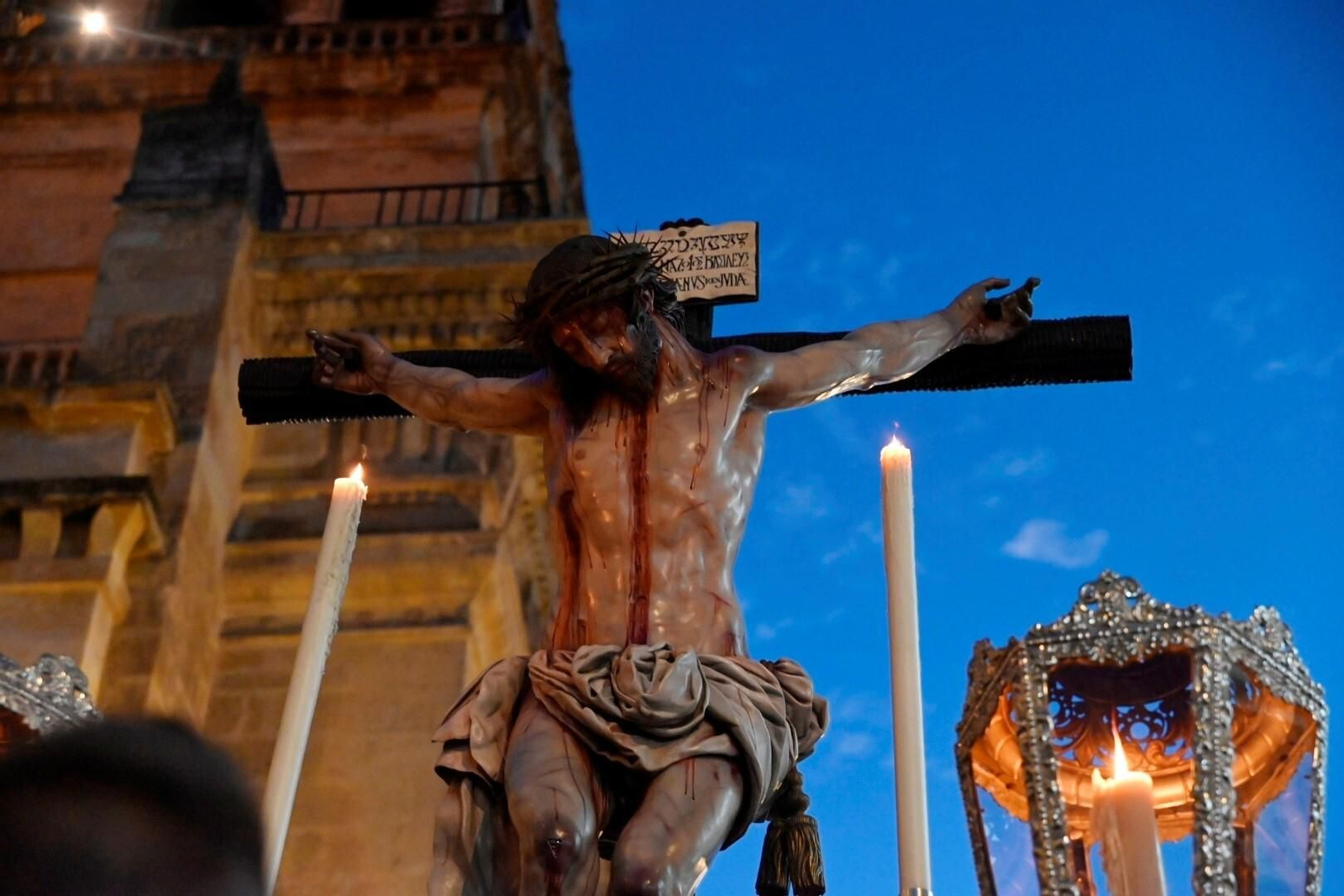 El Cristo de la Piedad preside el vía crucis de las cofradías, en imágenes