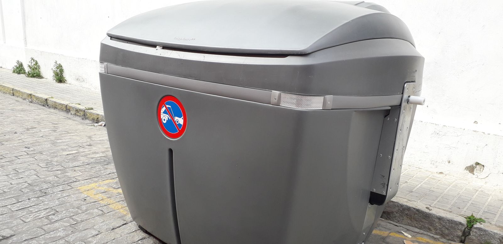 Uno de los nuevos contenedores para residuos orgánicos instalados en el centro urbano.