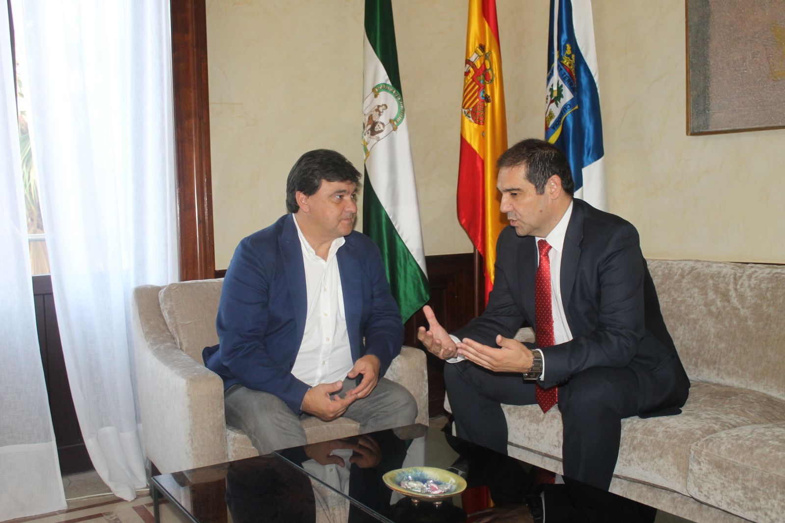 Gabriel Cruz y José Luis Ramos en el encuentro que ambos mantuvieron ayer en el Ayuntamiento.