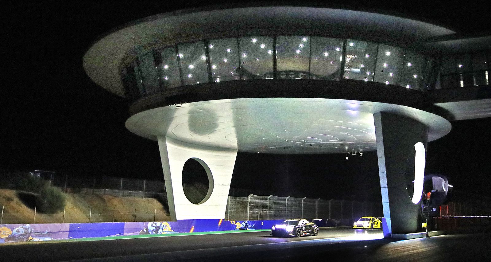 Los bólidos de la Lamera Cup, pasando bajo el 'ovni' del Circuito.