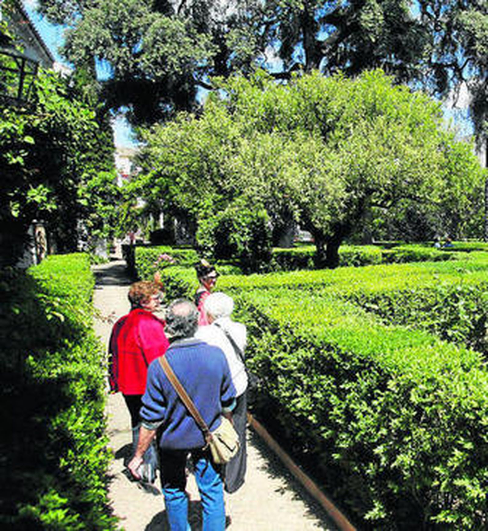1. El director del 'El Día', Luis Javier Pérez-Bustamante, toma la palabra en presencia de cargos políticos del Ayuntamiento y la Diputación, ayer en el Palacio de Viana. 2. Javier Giménez, Salvador Blanco, Francisco Alcalde y Pepa Contreras. 3. Sánchez Villaverde pasa al lado de Pérez-Bustamante y Salvador Fuentes, que conversan antes del inicio del acto. 4. Numeroso público en el momento de la presentación de la Guía de Patios 2012. 5. Un ejemplar de la guía que se distribuirá de manera gratuita el próximo domingo, 29 de abril, con la compra del periódico.