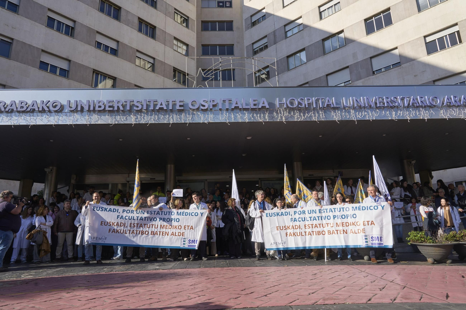 Decenas de médicos se concentran ante un hospital de Vitoria.