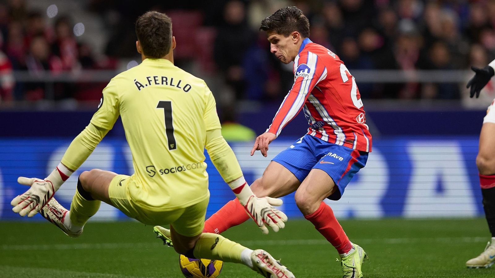 Giuliano Simeone intenta batir a Álvaro.