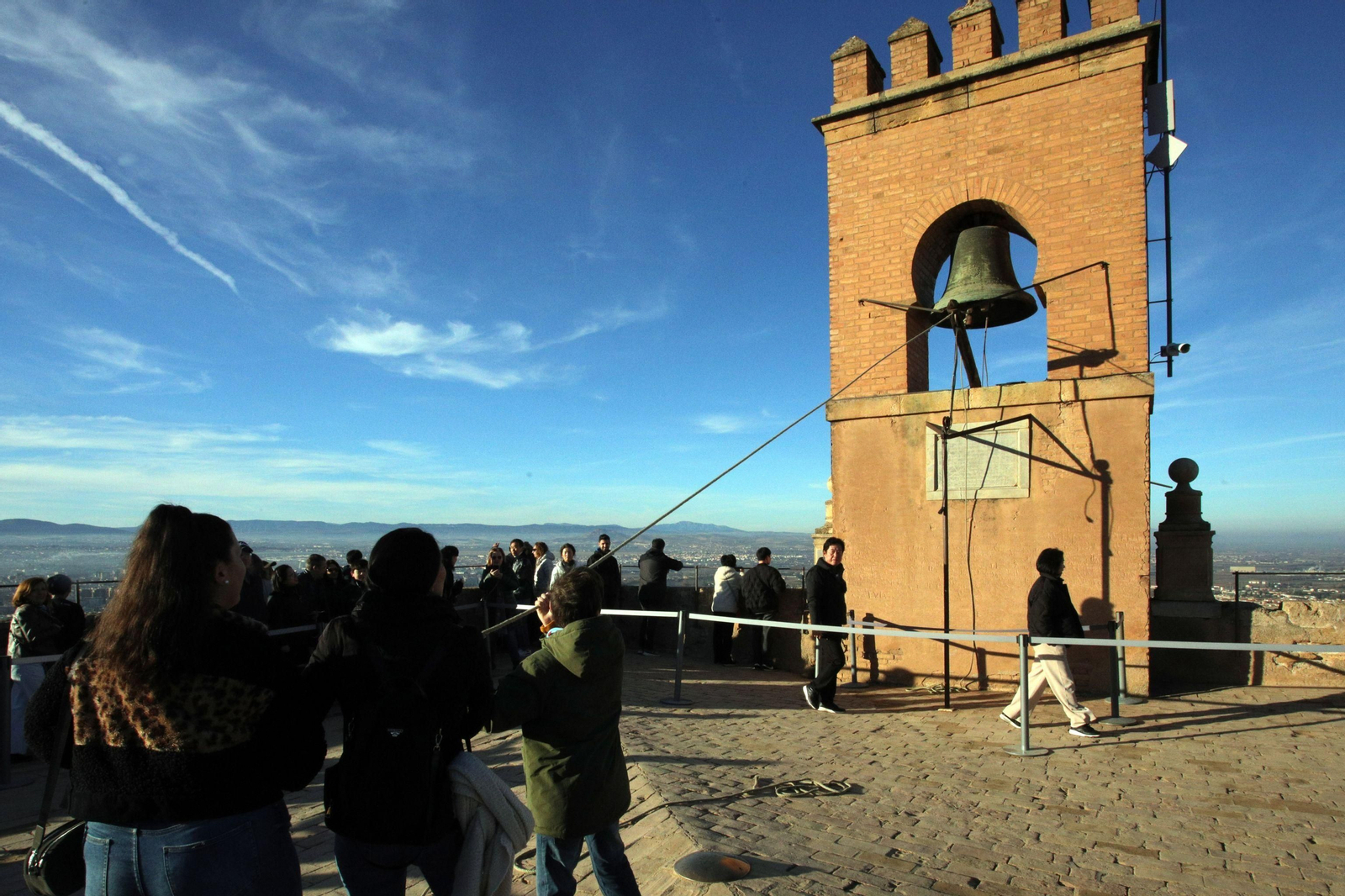 Los granadinos tañen la campana de la Torre de la Vela para cumplir sus deseos para el nuevo año