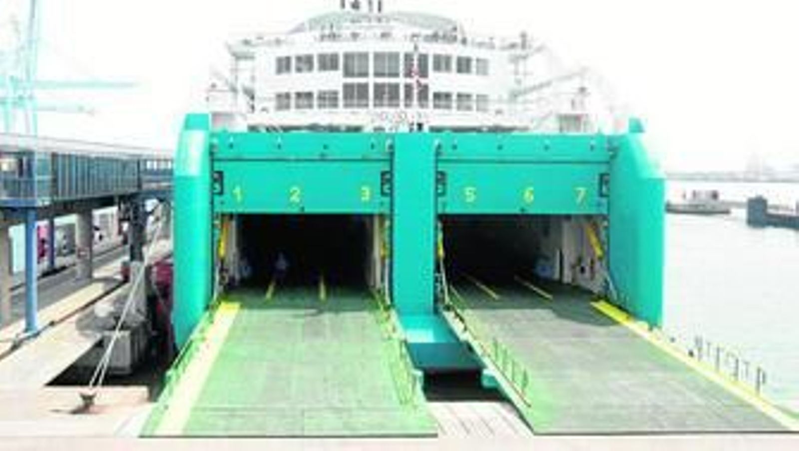 Uno de los buques de Balearia, en el puerto de Algeciras.