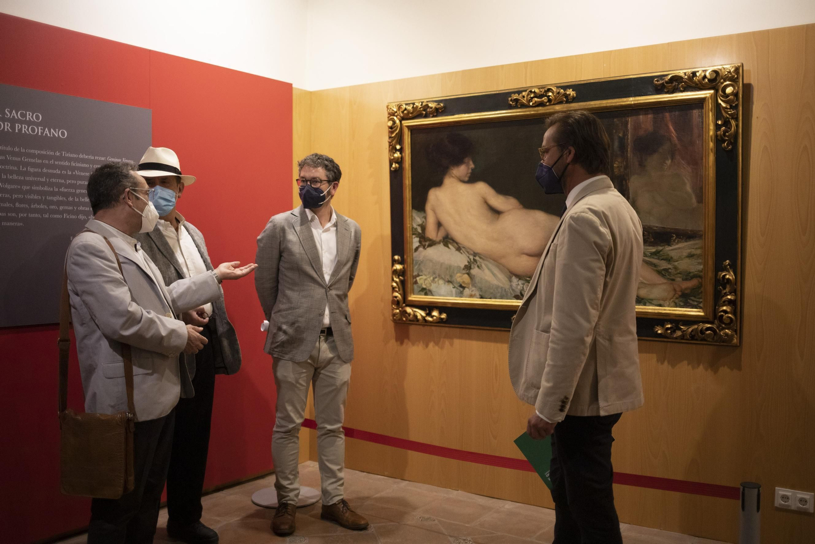 Varios visitantes ante ‘Desnudo de mujer’ en una imagen de archivo