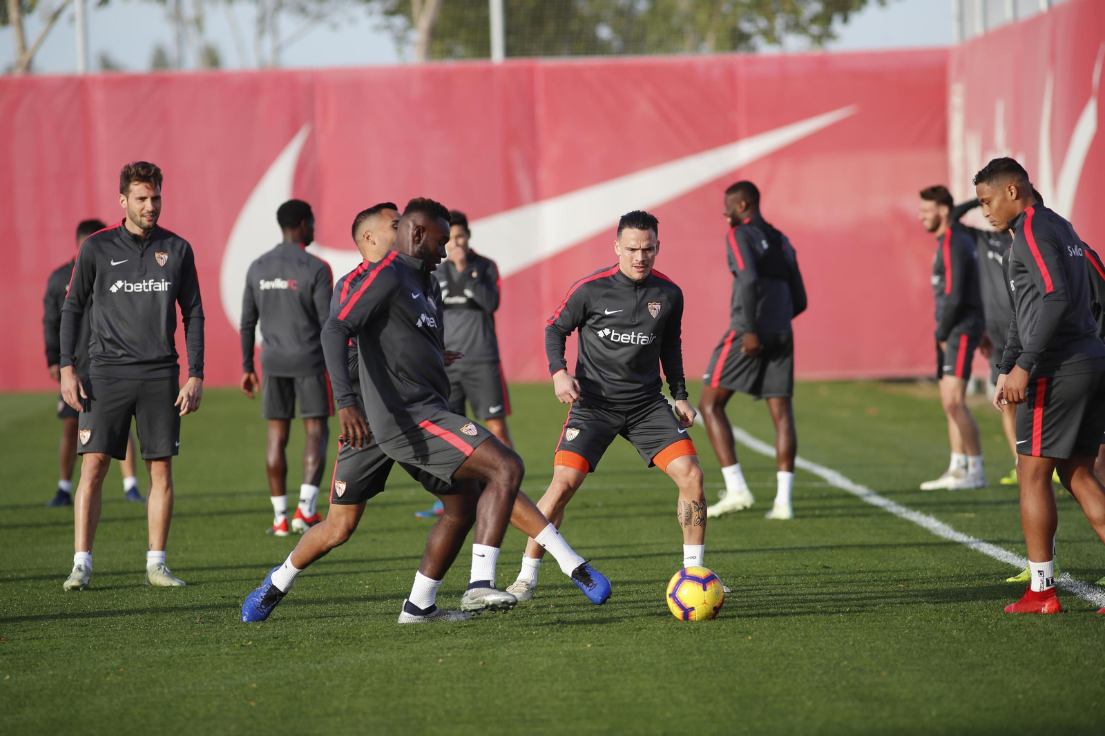 Gnagnon participa en un rondo con Mercado, Roque Mesa y Muriel.