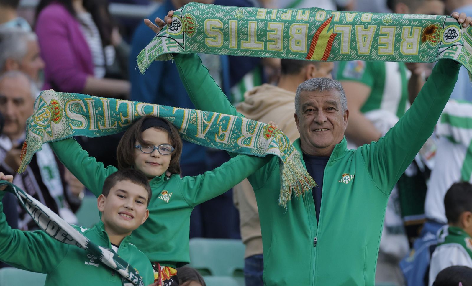 Búscate en las fotos del Betis - Gent