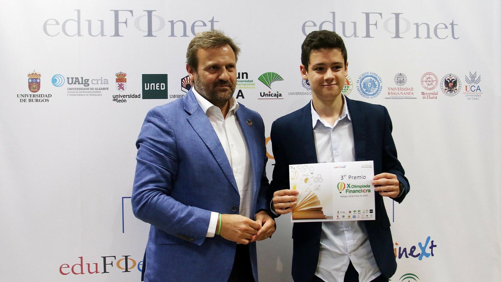 Juan  Carlos  López,  Responsable de Obra Social y Relación con el Cliente  de  CECA,  y  Víctor  Ramos,  del  Colegio SEK-Alborán de El Ejido (Almería).