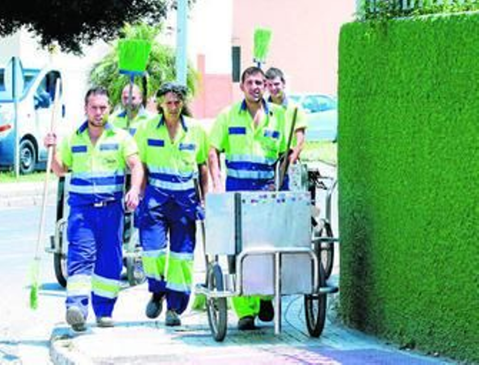 Cuadrilla de Limasa en su trabajo diario por las calles de la ciudad.
