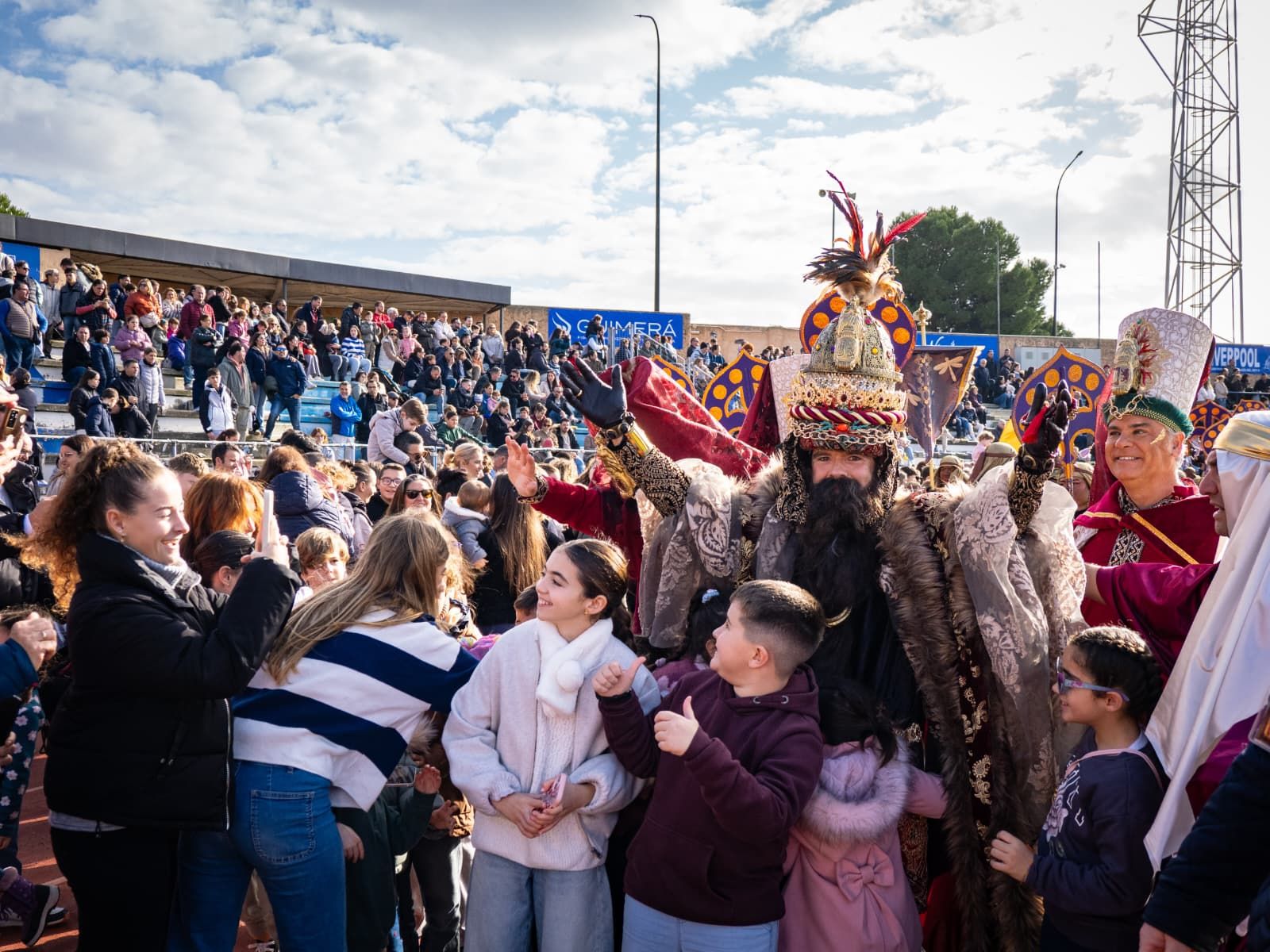 El Rey Gaspar rodeado de niños