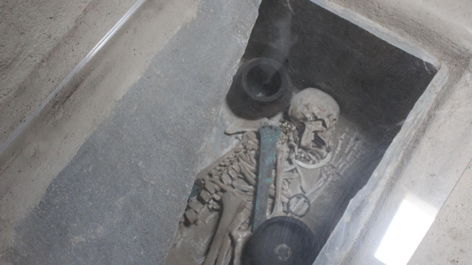 Recreación de un enterramiento en cista, en una vivienda argárica en Antas.