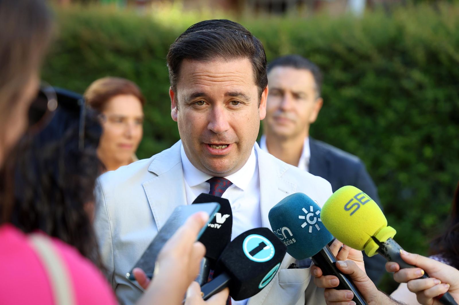 Imágenes de los trabajos para la prospección arqueológica geofísica, en la plaza Arqueológica