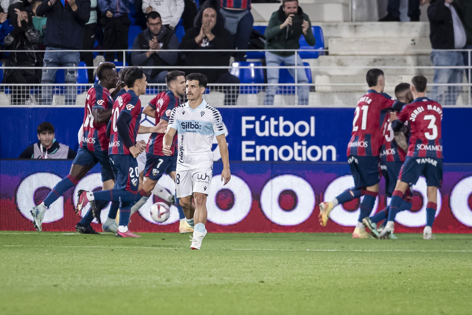 Las imágenes del partido entre el Huesca y el Cádiz C.F