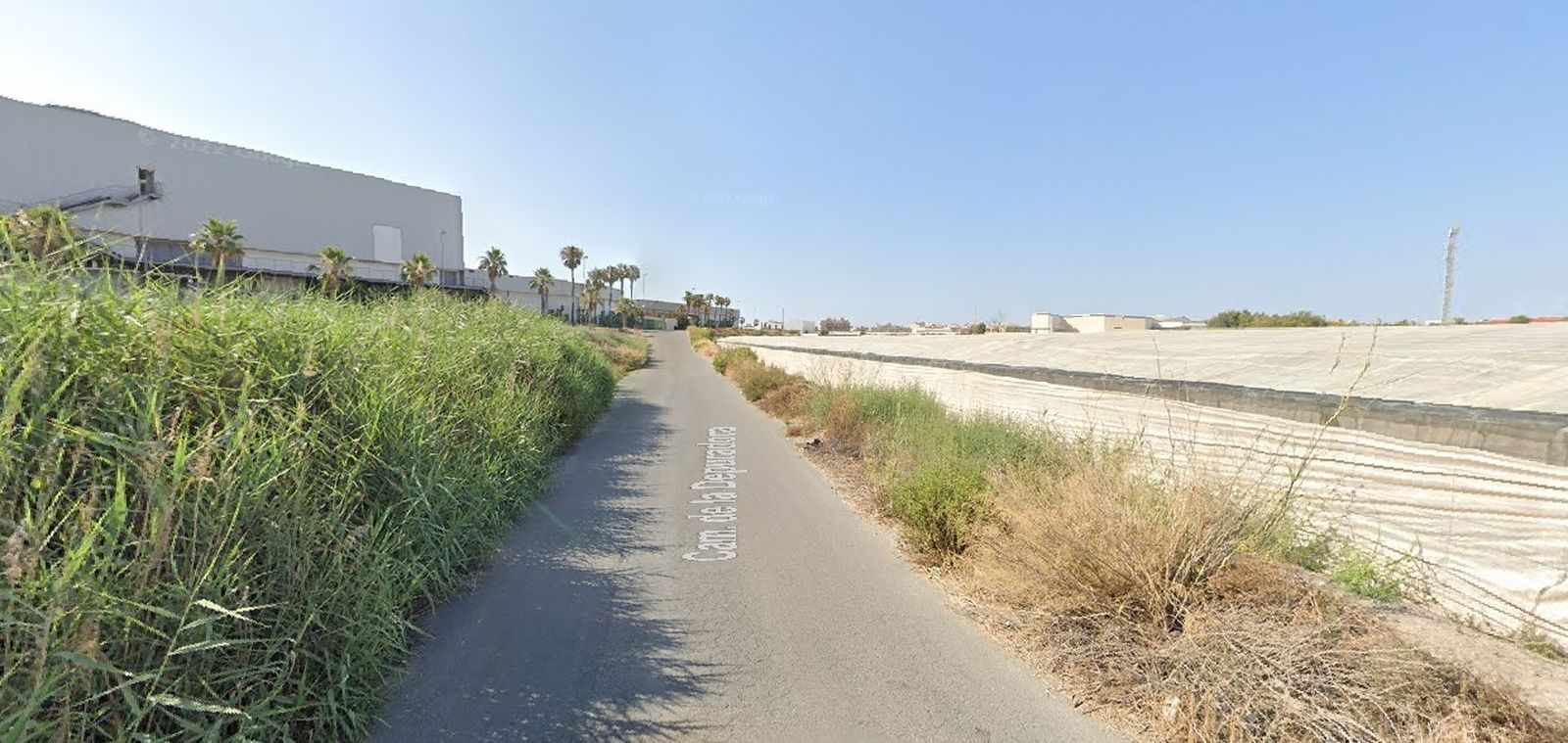 Un herido por quemaduras en el incendio de un cortijo en Roquetas de Mar