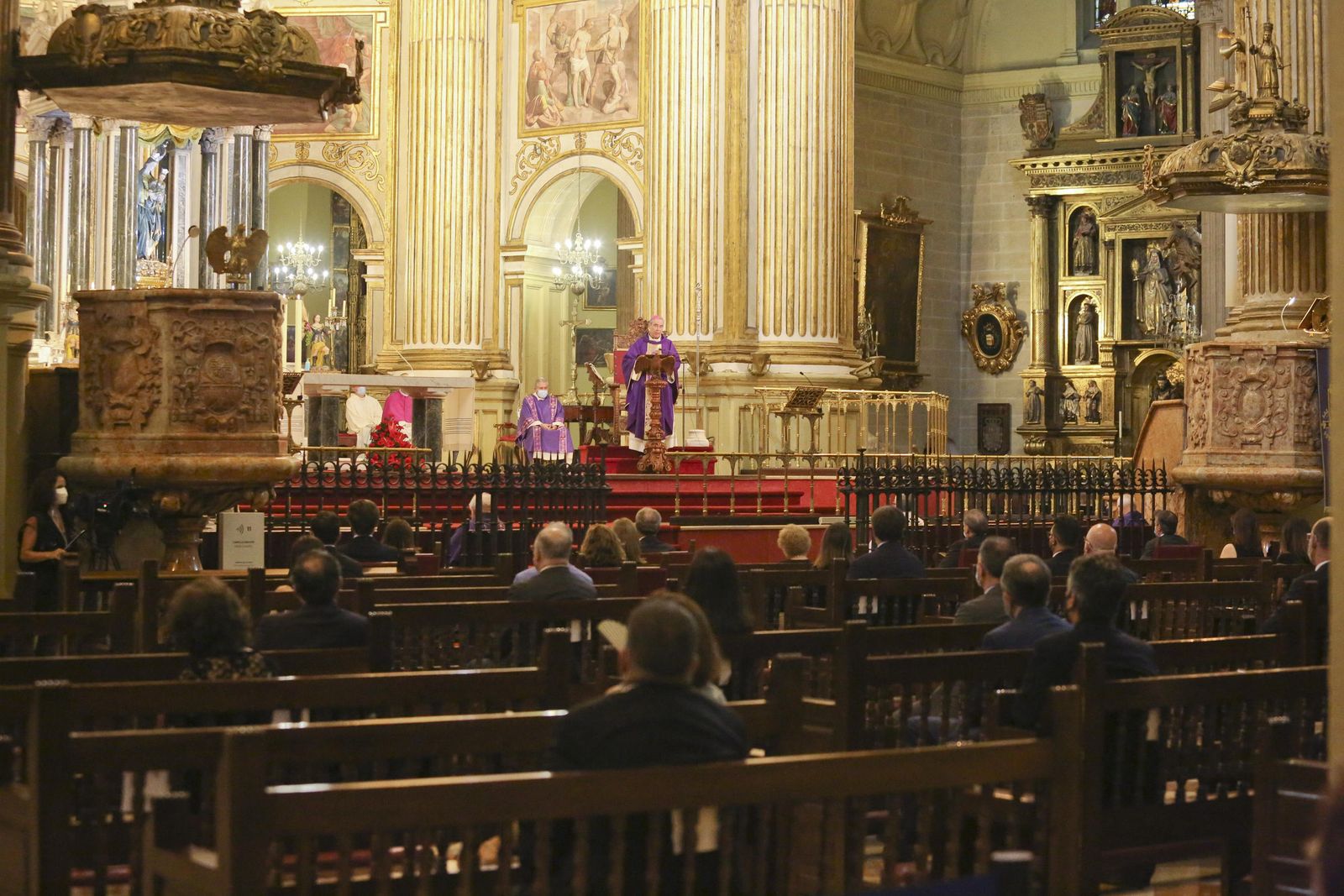 Las fotos del funeral en la Catedral de Málaga por los fallecidos con coronavirus.