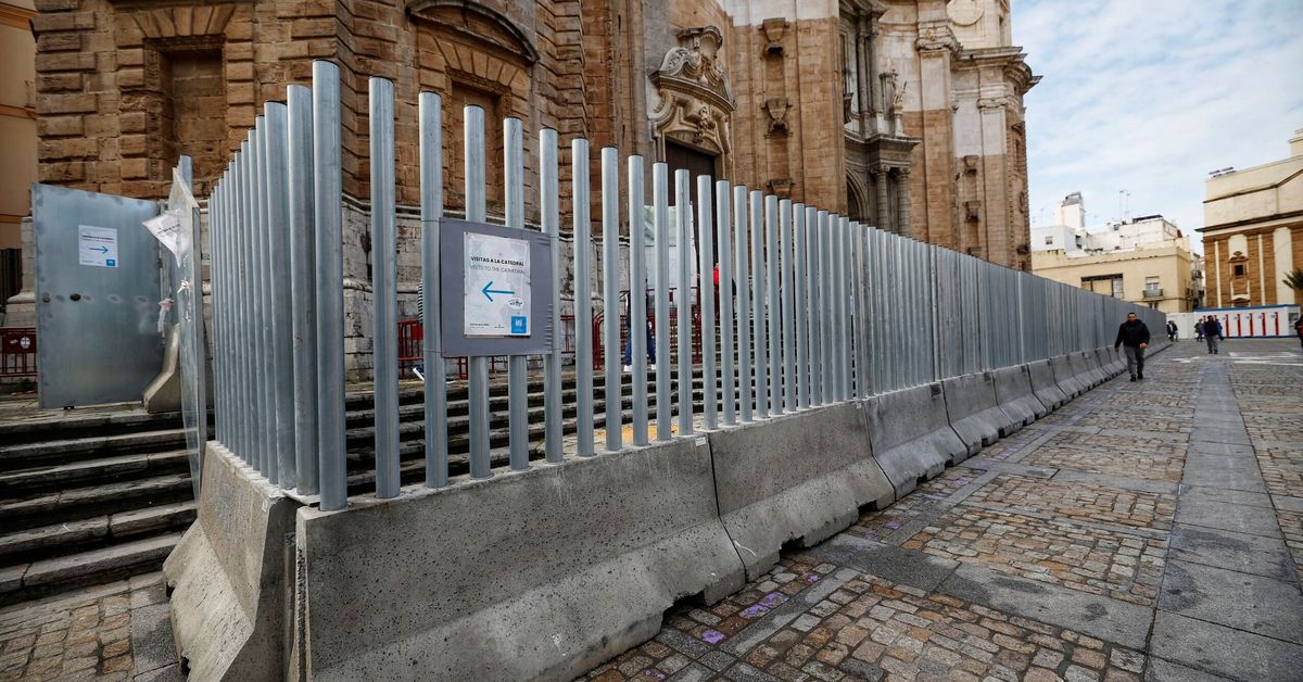 Cádiz se parapeta y se disfraza ante la llegada de la semana de Carnaval