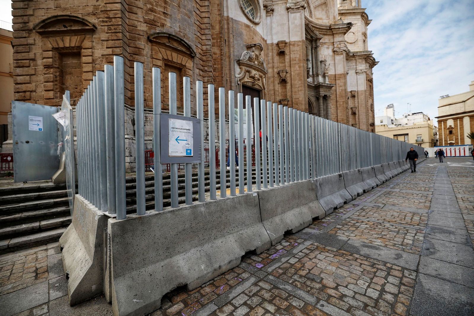 Valla que protege la Catedral de Cádiz.