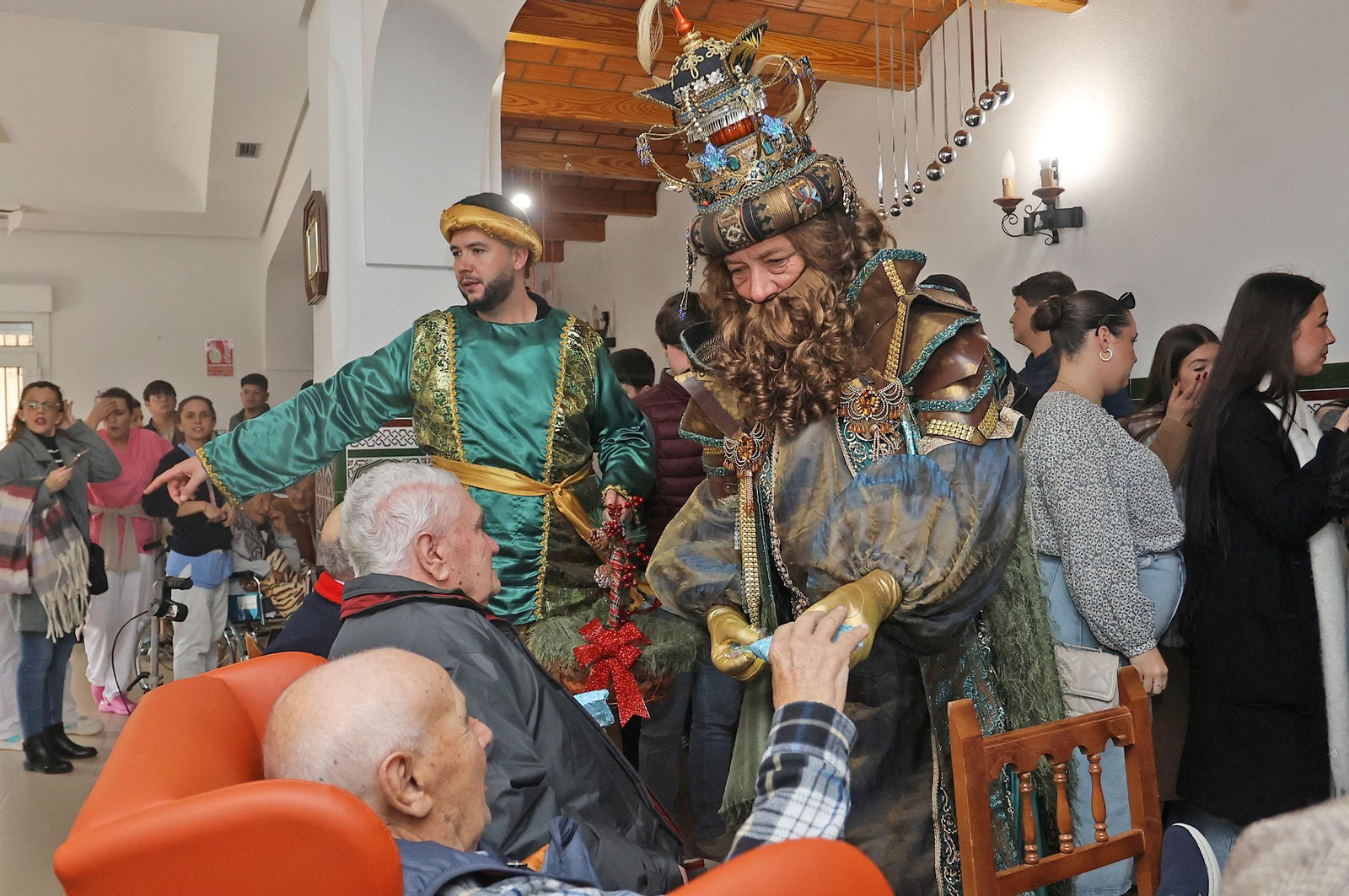Reyes Magos de Huelva 2025: Imágenes de la visita al Asilo de Ancianos Santa Teresa de Jornet