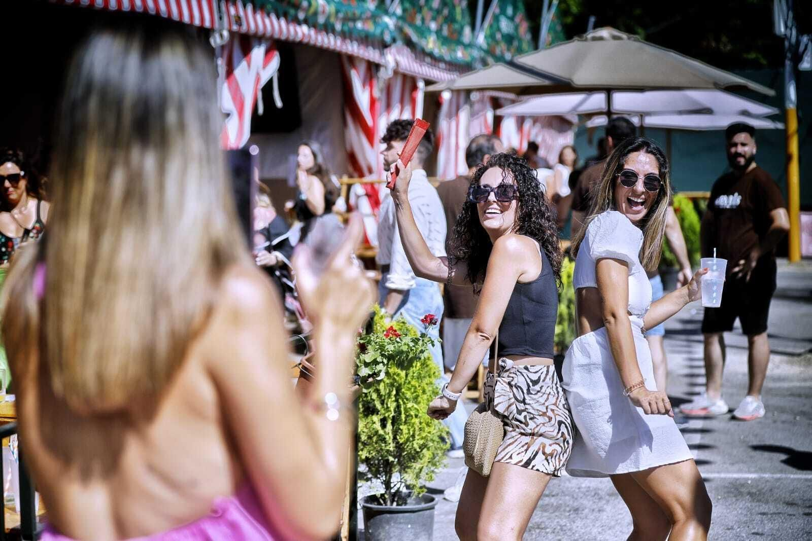 Búscate en las imágenes del Día de la Mujer de la Feria del Carmen de San Fernando