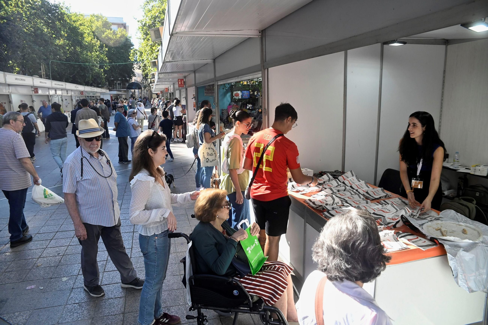 Las mejores imágenes del reparto de pastel cordobés en la Feria del Libro por el día de San rafael
