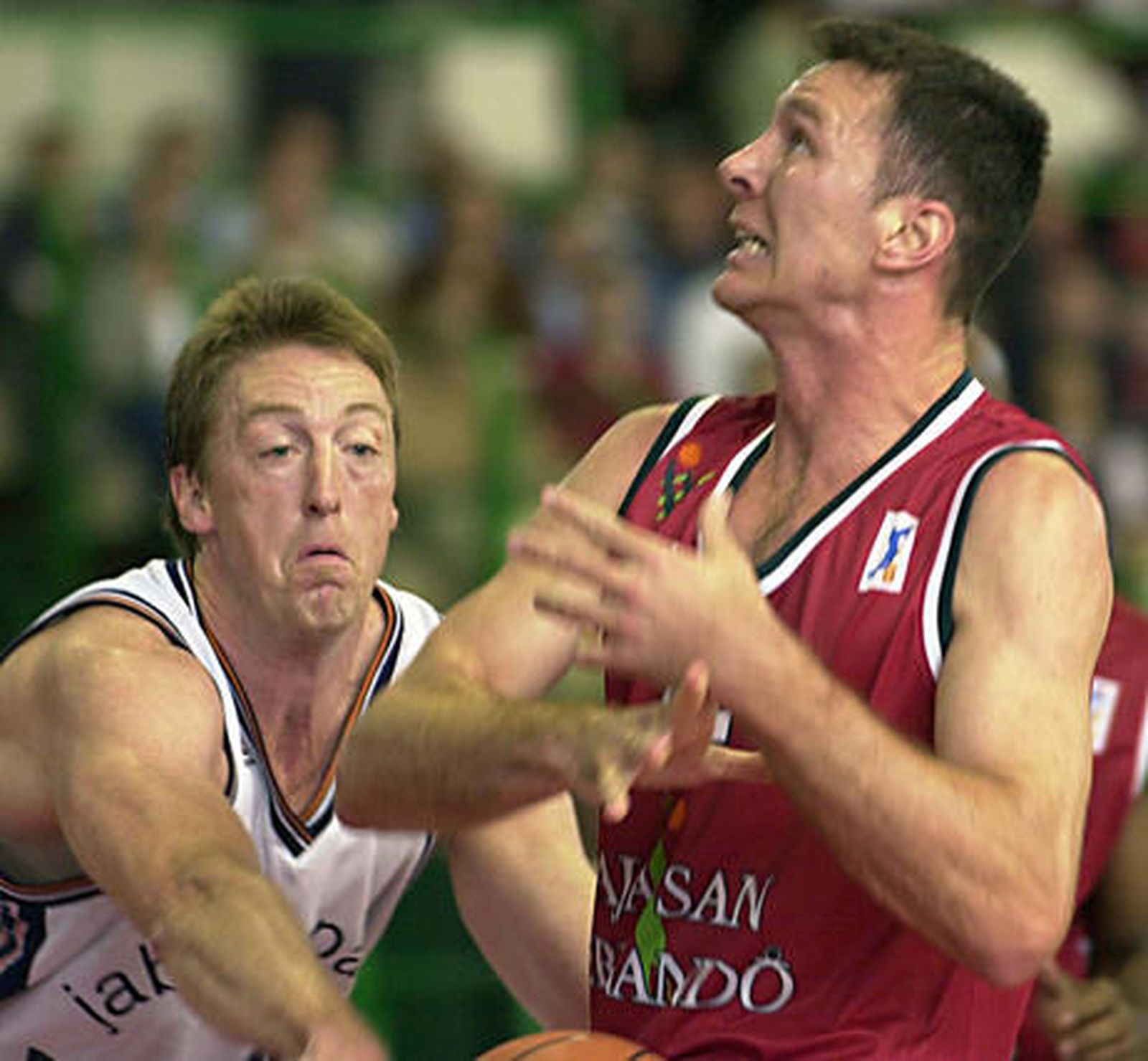 4. David Wood

El ala-pívot desarrolló en Málaga su tercera etapa en España tras jugar en el Barcelona y el Taugrés. Llegó en 1998 como consecuencia de los positivos por marihuana de Lou Roe y Jens Uwe Gordon, que les desvincularon definitivamente del equipo. A sus 34 años, Wood escribió en Ciudad Jardín sus últimos días de gloria y completó una gran temporada a las órdenes de Javier Imbroda. 14, 6 puntos, 6,6 rebotes y 14,8 de valoración fueron sus promedios en los 16 partidos que jugó.

Foto: Nacho Rodrigo