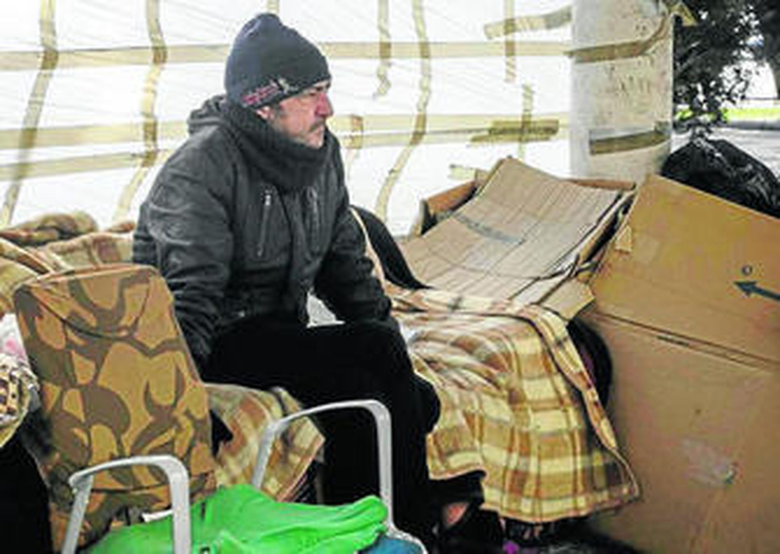 Manuel, en su banco de la plaza de las Tortugas, donde lleva ya tres años.