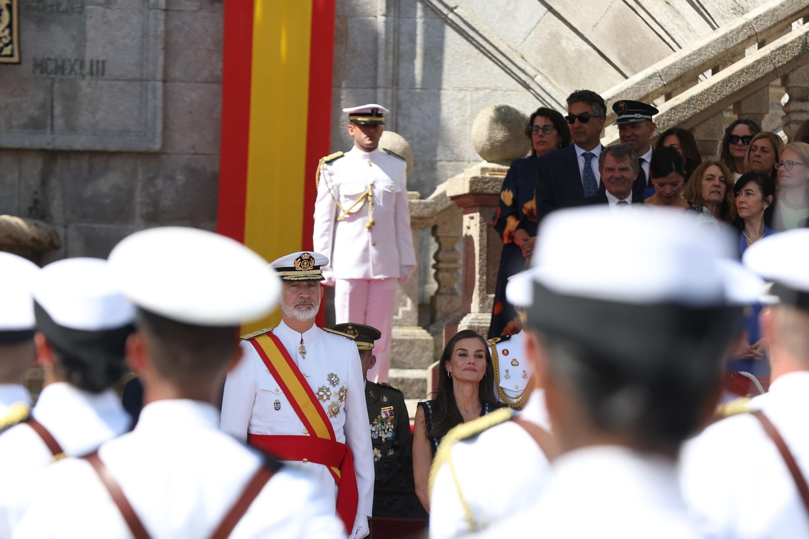 La princesa Leonor termina su formación en la Armada recibiendo de manos de su padre la Cruz al Mérito Naval