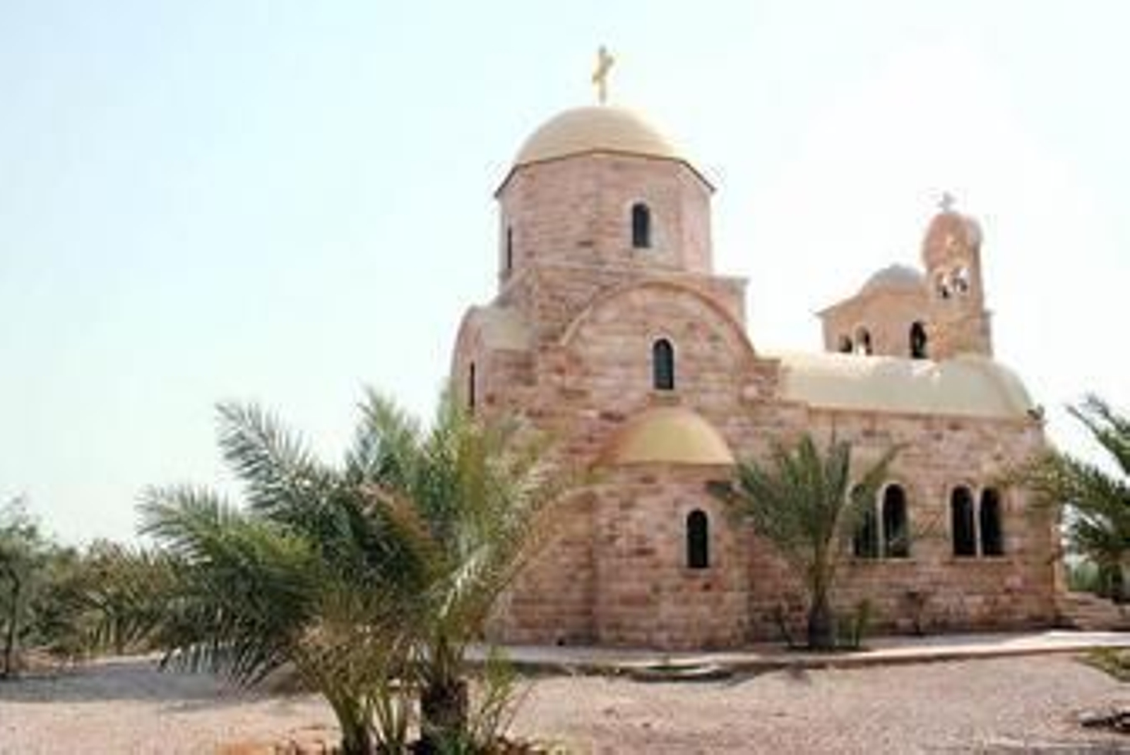 Iglesia jordana con travertino almeriense.