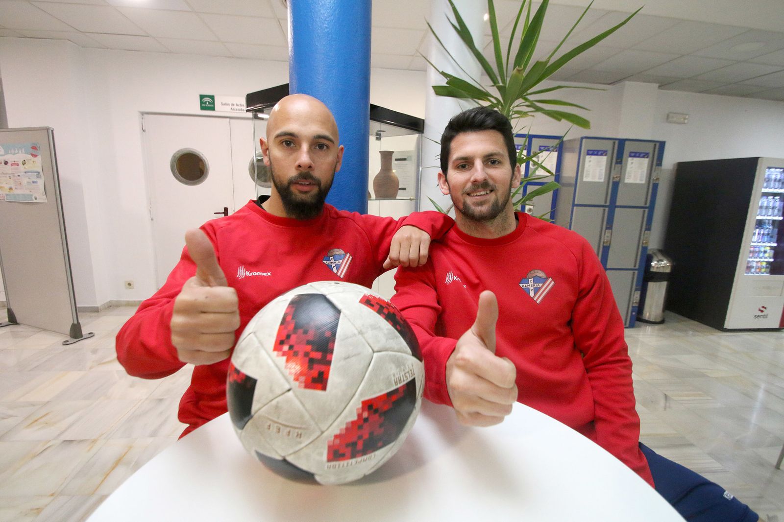 Ruzzo y Dani Albacete, en el Albergue del Estadio de la Juventud.