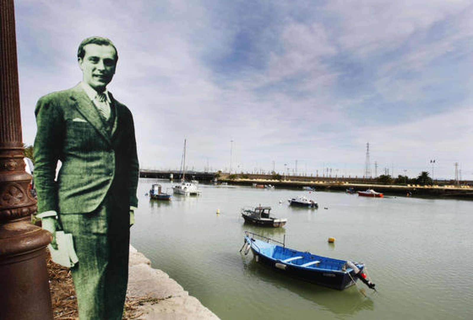 La figura de un joven Rafael junto al río Guadalete y las barcas de pescadores. /Fito Carreto