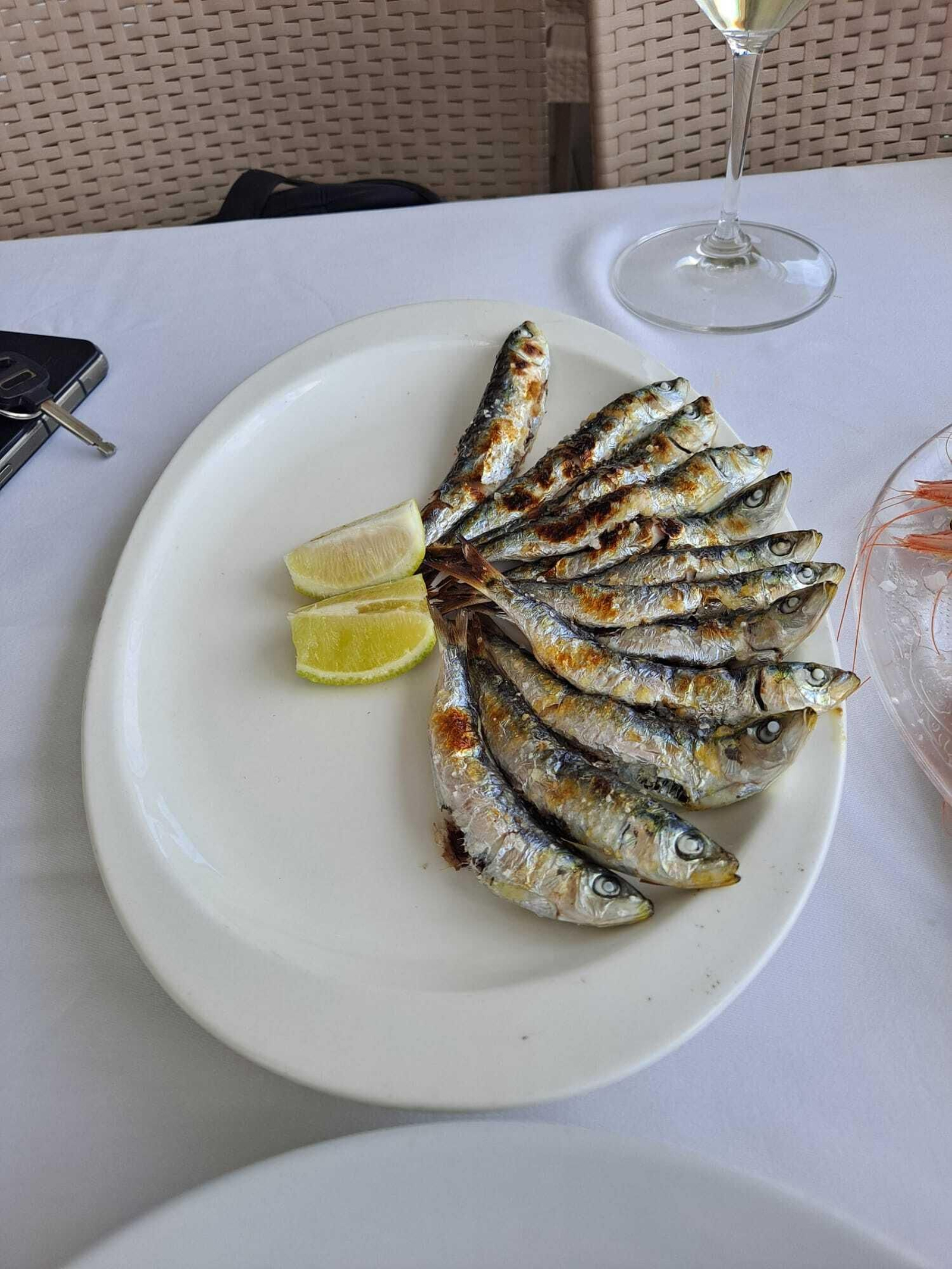 Tradicional y delicioso espeto de sardinas.