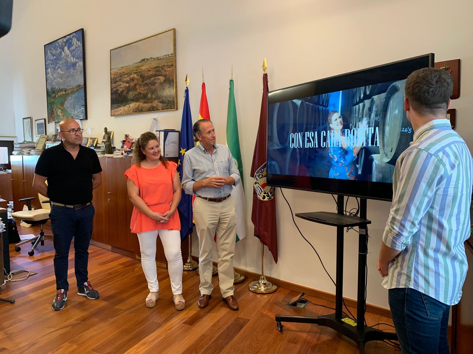 El alcalde de Chiclana, José María Román, e Isabel Posada presidieron el acto de presentación del nuevo disco de la  artista chiclanera.
