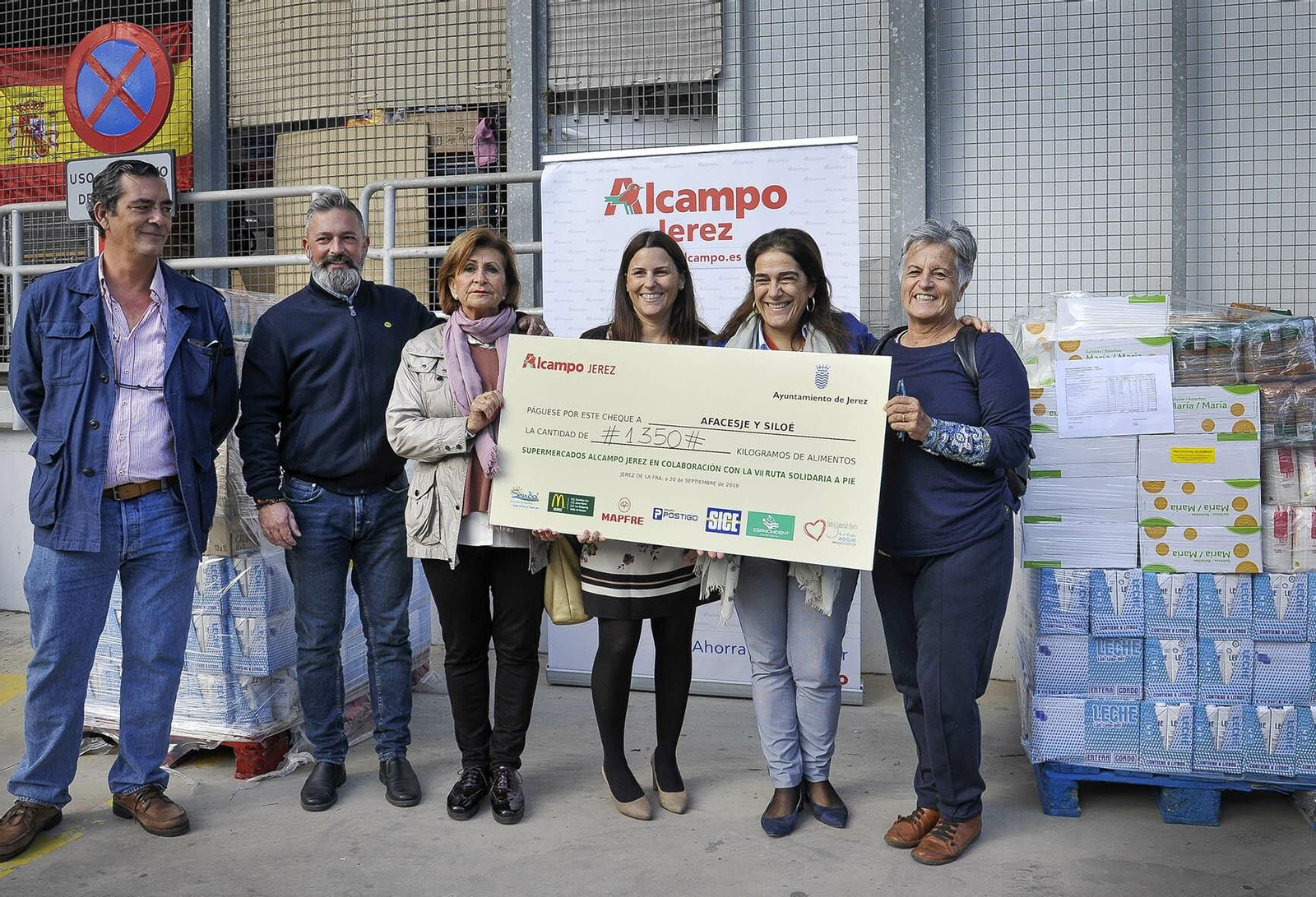 Momento de la entrega de los alimentos.