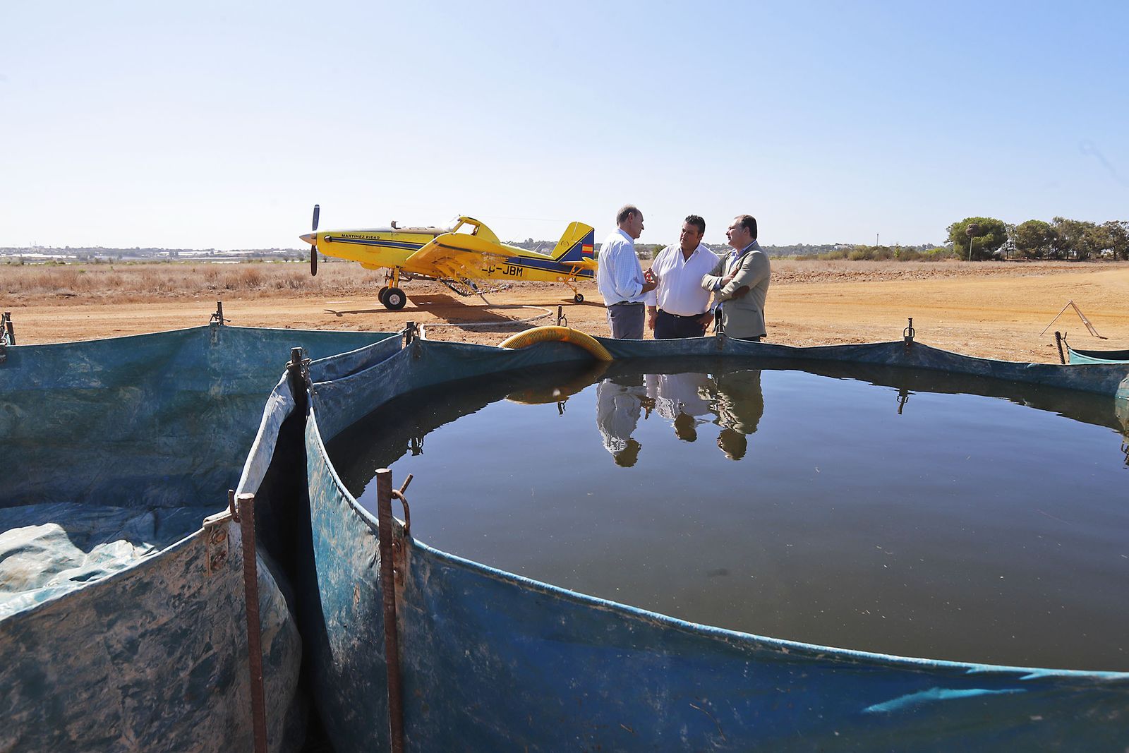 Imágenes del vuelo demostrativo de los medios aéreos del servicio de control de mosquitos