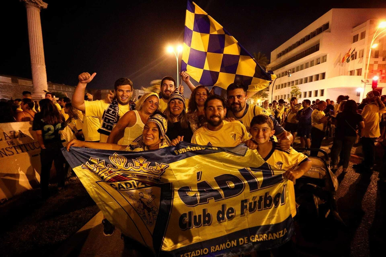 Aficionados del Cádiz celebran la permanencia en Puertas de Tierra.
