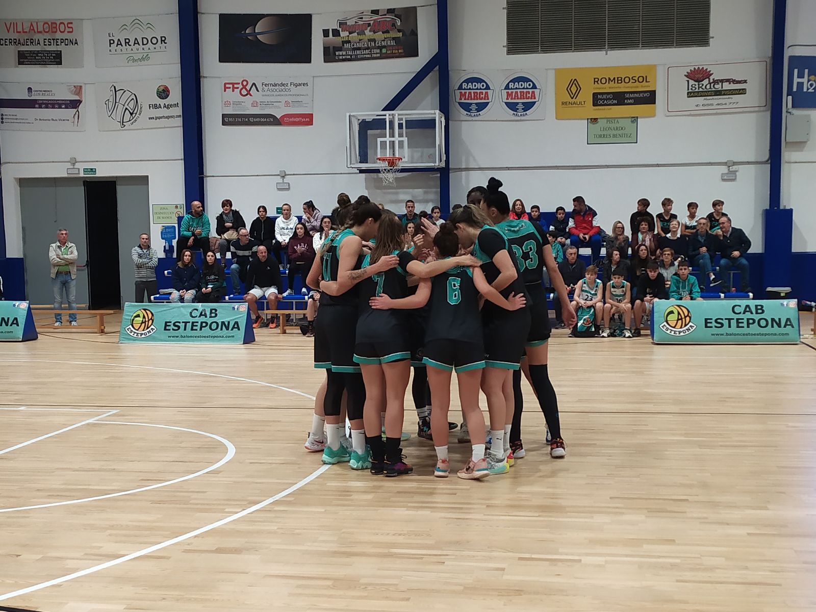 Las jugadoras del Estepona hacen piña.