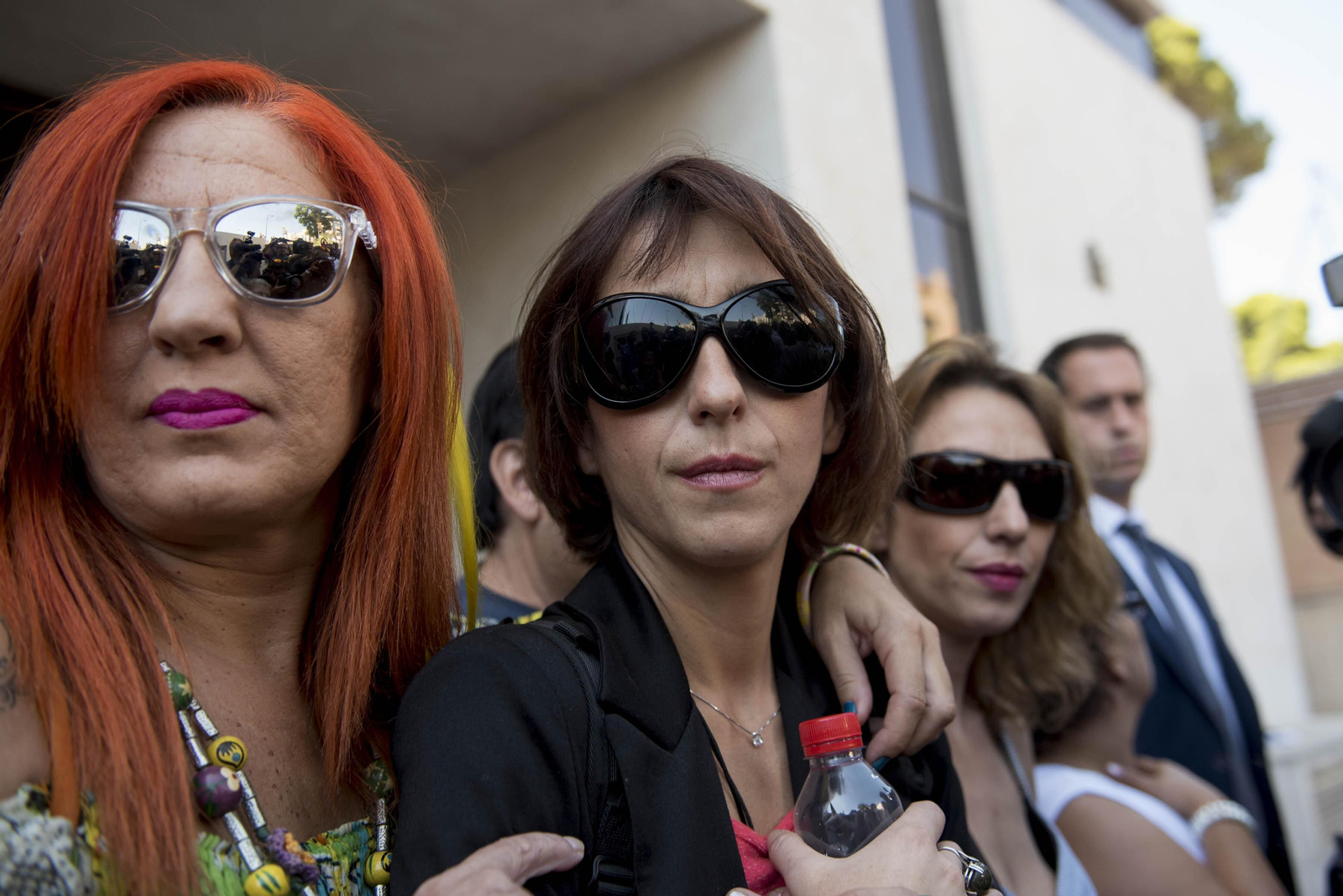Juana Rivas (centro) a la salida de los juzgados de la Caleta, en una imagen de archivo