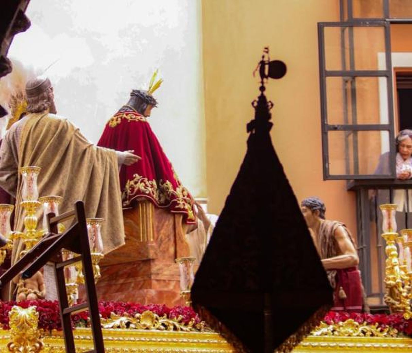 Virgen de los Reyes tras el Señor de la Salud y Buen Viaje