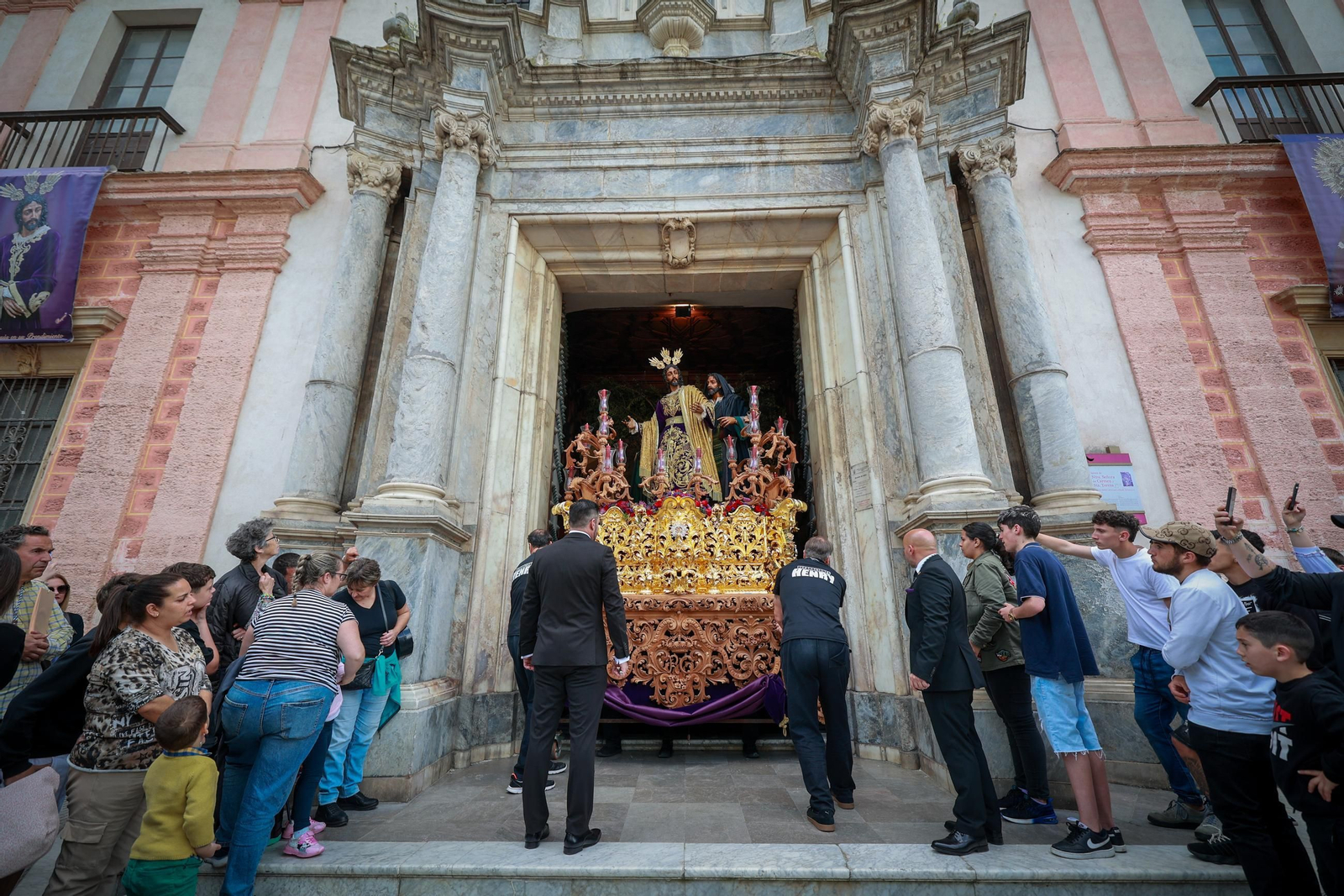 Imágenes de la salida del Prendimiento en la Semana Santa de Cádiz 2025