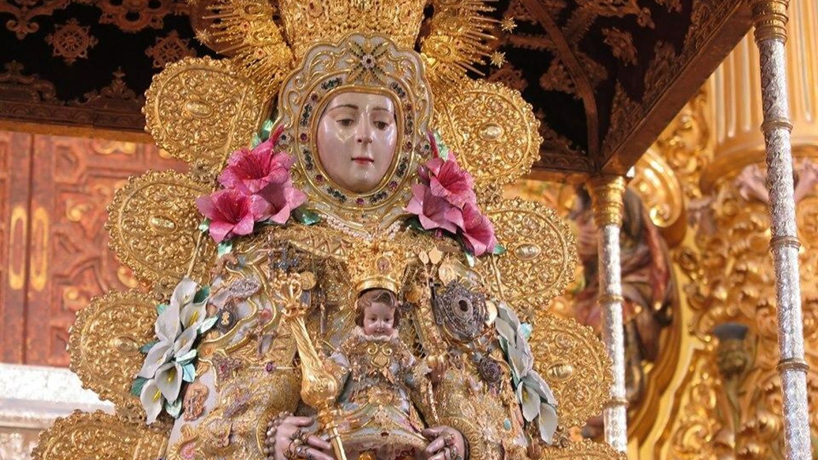 La Blanca Paloma con la nueva corona de oro de los Hermanos Delgado.