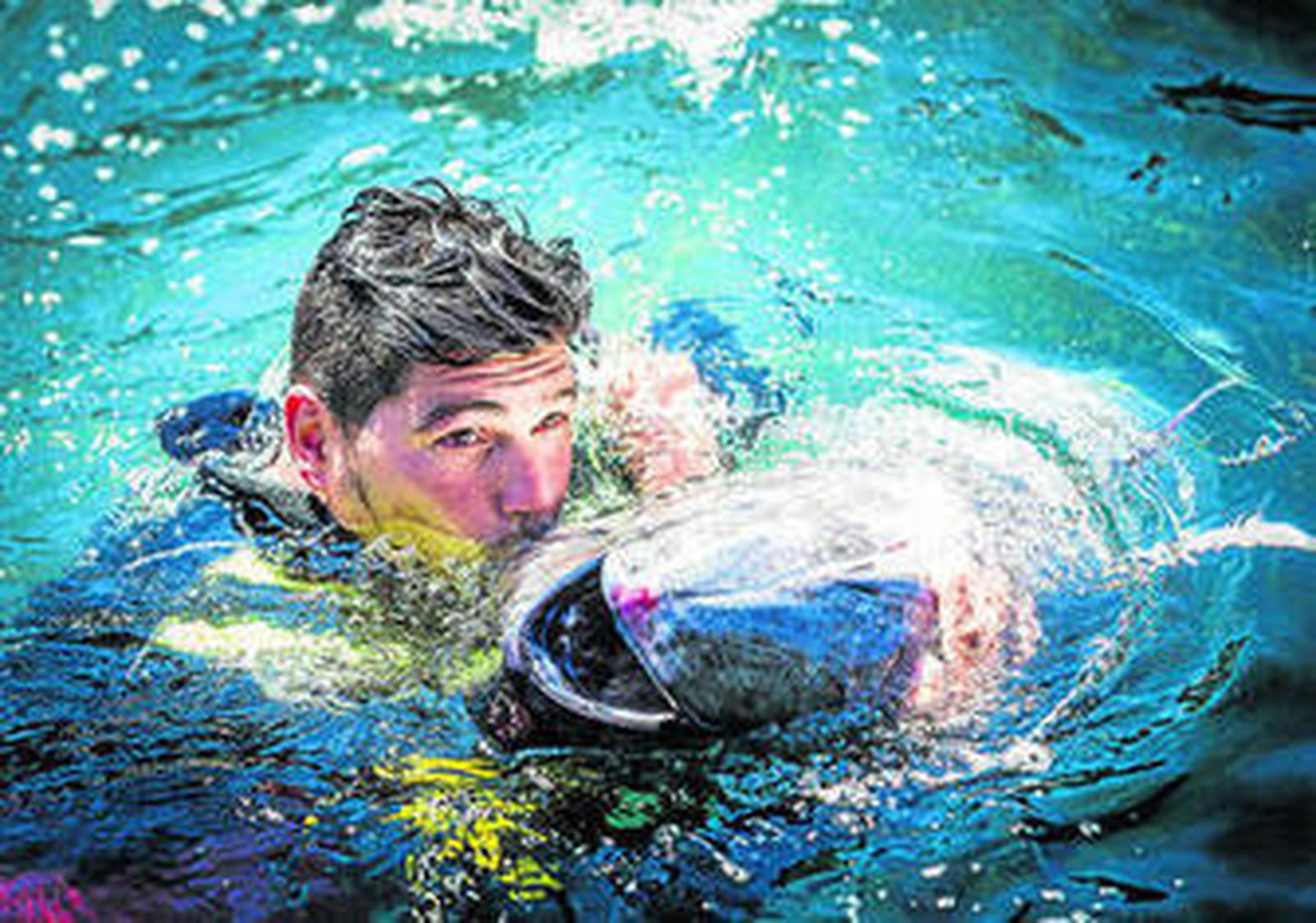 Juan Cañejo, copejeador de la almadraba de Barbate, besa a un atún capturado durante una levantá el pasado junio.
