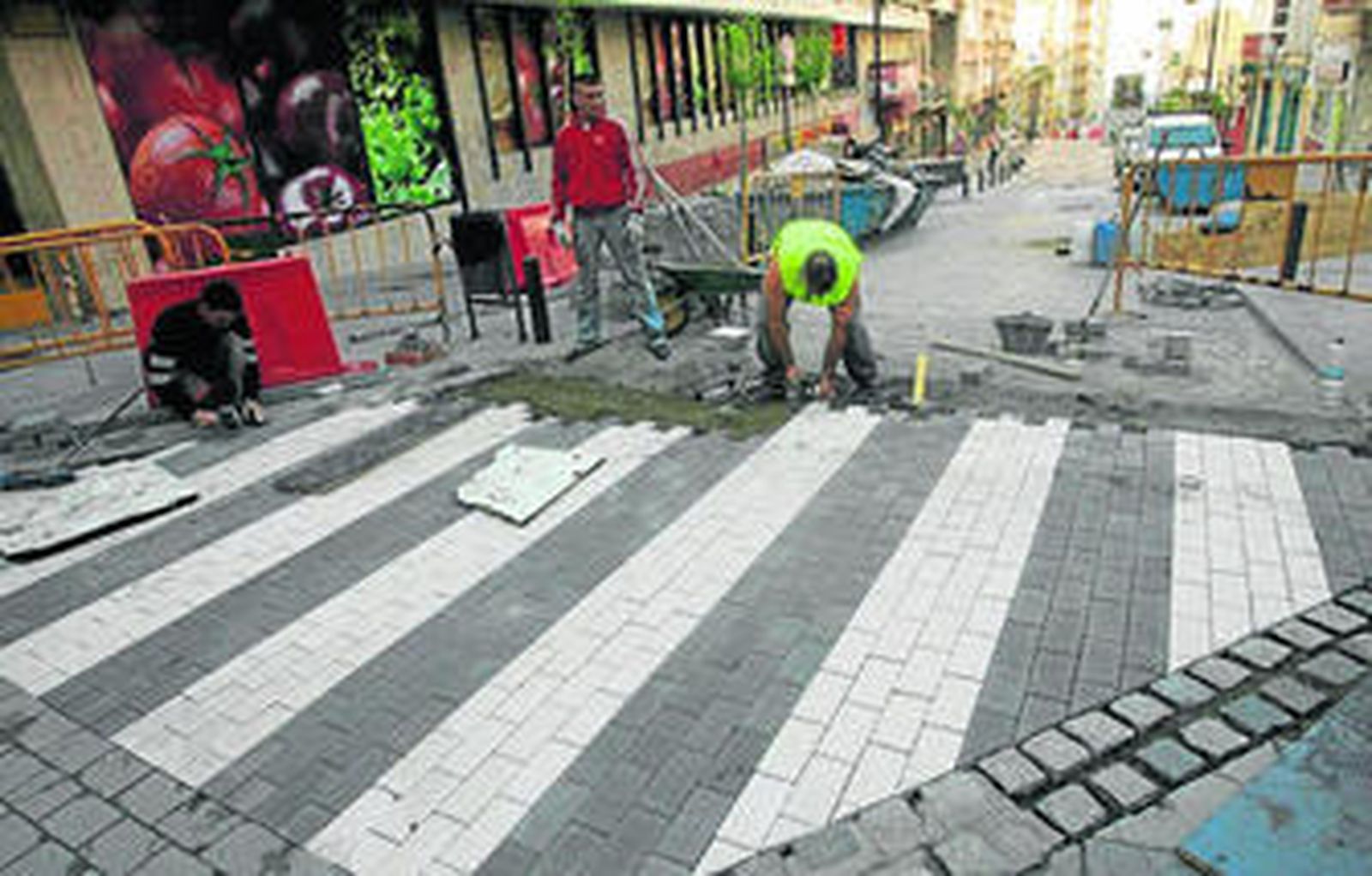 Varios operarios municipales retoman las obras de la céntrica calle Trafalgar, ayer.