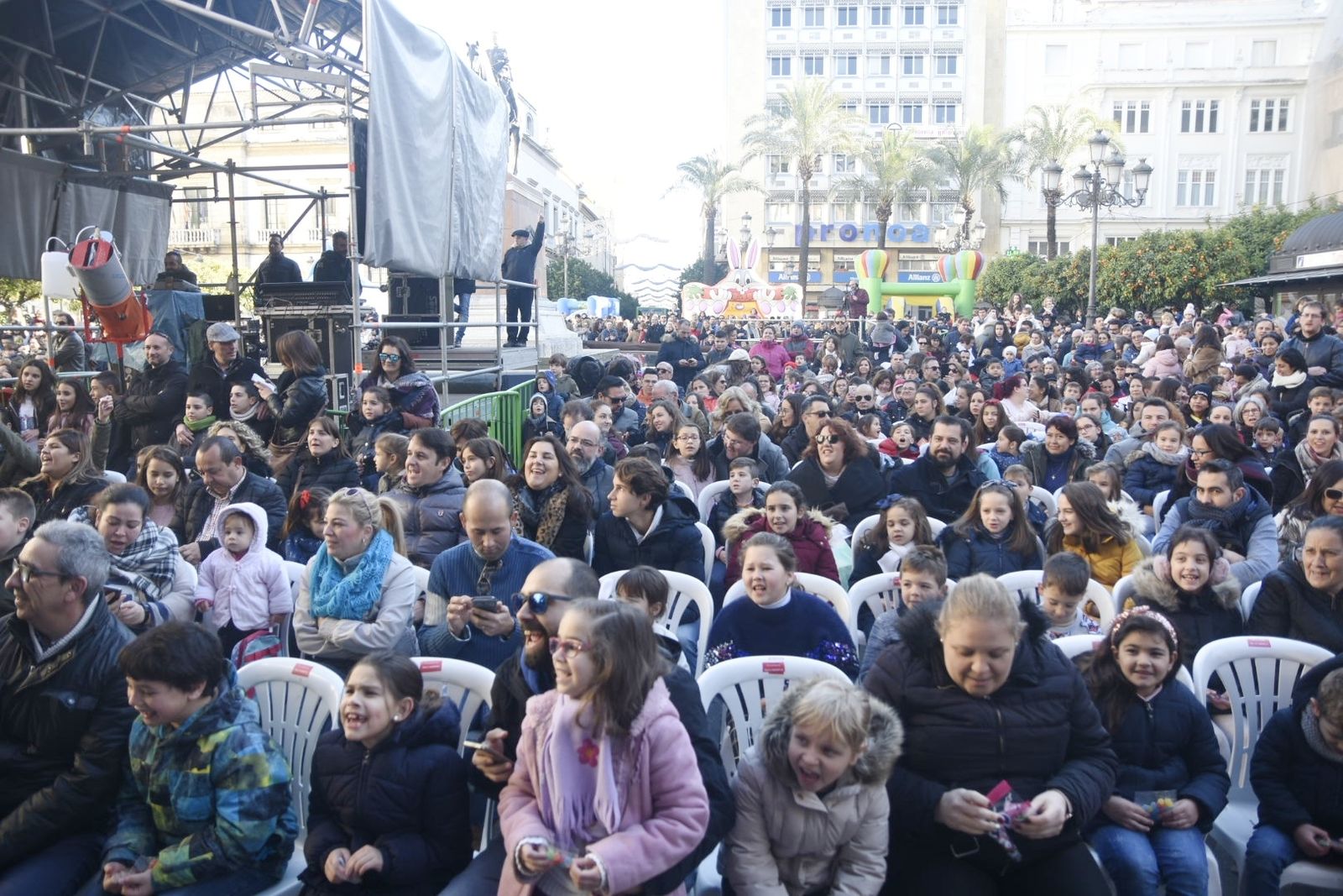Niños y mayores reciben 2019 por anticipado con las 12 campanadas del mediodía.