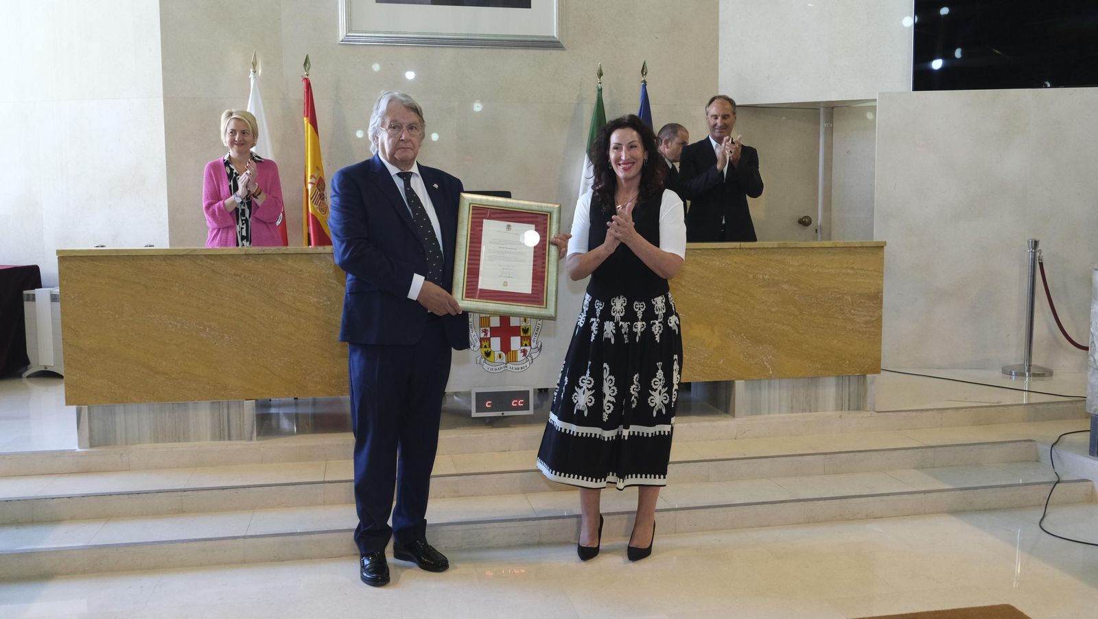 El presidente del Club de Mar ha recibido de manos de la alcaldesa el mayor reconocimiento que otorga la ciudad